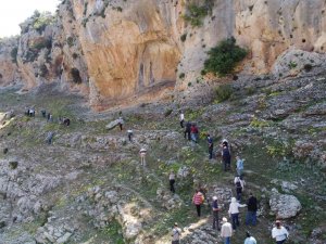 Mersin’de Heyecanlandıran Keşif: Çoban Keçi Ararken, Milattan Önceki Yazılı Tasvirleri Bulmuş