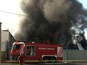 Arnavutköy’deki Fabrika Yangınına Müdahale Eden Bir Vatandaş Dumandan Etkilendi