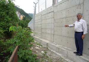Rize’de Dere ile Trafo Duvarı Arasında Mesafe Bırakılmayınca Mahalleli Tepki Gösterdi