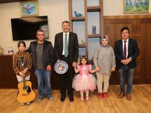 Vali Çelik, Müzisyen Öncül Günyeli İle Öğrencilerini Makamında Kabul Etti