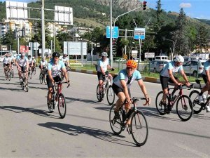 İ̇ngiliz Bisikletçilere Davul Zurnalı Karşılama