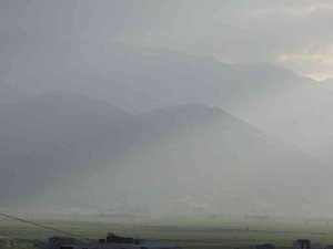 Yüksekova’nın Yüksek Kesimlerinde Toz Bulutu Etkili Oldu