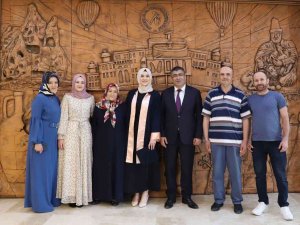 Rektör Aktekin, Eğitimini Dereceyle Bitiren Öğrenci Ve Ailesini Makamında Misafir Etti