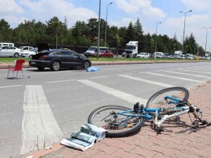 Kayseri’de Feci Kaza, Otomobil Çarptığı Bisikletliyi 50 Metre Sürükledi