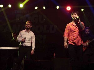 Tatvan’da 8 Bin Kişi Koma Se Bıra Konserinde Doyasıya Eğlendi