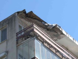 Kartal’da 30 Yıllık Binanın Çatısı Çökerek Balkona Düştü