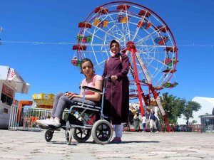 Bu Lunaparkta Engelli Çocuklar Ücretsiz Eğleniyor