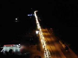 43 İlin Geçiş Güzergahında Gece Yarısı Trafik Yoğunluğu: Kuyruğun Ucu Bucağı Görünmüyor
