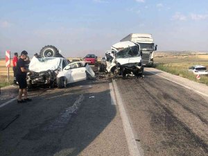 Traktör, Otomobil Ve Minibüsün Karıştığı Kazada Ölü Ve Yaralılar Var