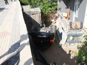 Elazığ’da Otomobil Bahçeye Uçup Ters Döndü: 4 Yaralı