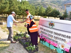 İ̇nönü Belediyesi Mezarlıklarda Çiçek Dağıttı