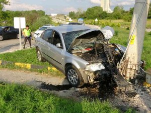 Hızını Alamayan Otomobil, Kavşakta Direğe Çarptı: 1 Ölü, 3 Yaralı