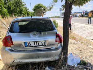 Yoldan Çıkan Otomobil Ağaca Çarptı: 4 Yaralı