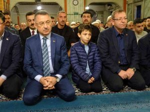 Cumhurbaşkanı Yardımcısı Oktay, Bayram Namazını Memleketi Yozgat’ta Kıldı