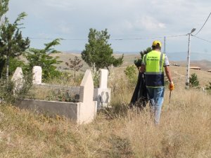 Bayburt Belediyesi Mezarlıkları Bayram İçin Temizledi