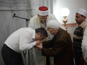 Başkan Oktay Yılmaz Bayramı Tatbikat Camii’nde Karşıladı