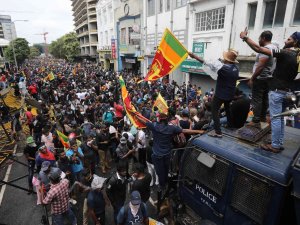 Sri Lanka’da Protestocular Başkanlık Konutunu Bastı