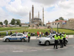 Edirne’de Trafik Polisleri Sürücülerle Bayramlaştı