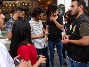 Taksim’de Kayıt Dışı Göçmen Denetimi: 30 Kişi Sınır Dışı Edilmek Üzere Alındı