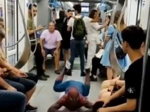 Antalya’da Acemi Örümcek Adam’ın Tramvaydaki Gösterisi Yolcuları Gülme Krizine Soktu