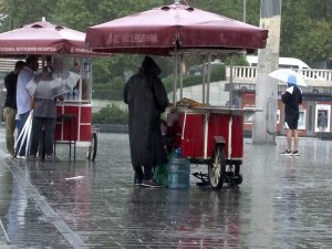 Taksim’de Sağanak Yağış Devam Ediyor