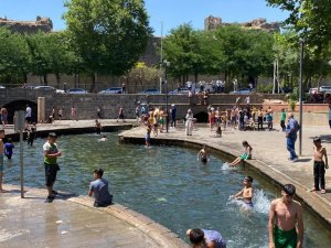43 Dereceyi Gören Diyarbakır’da Çocuklar Süs Havuzuna Koştu