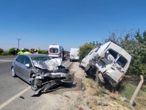 Otomobil Park Halindeki İki Minibüse Çarptı: 7 Yaralı