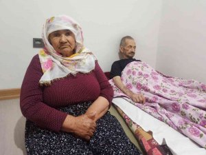 77 Yaşındaki Elife Teyze, Yerinden Kalkamayan Eşini Bir An Olsun Yalnız Bırakmıyor
