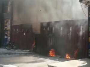 Erzincan’da İşlek Caddede Çıkan Yangın Korkuttu