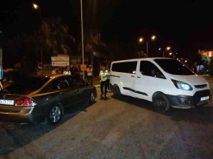 Kaza Yapan Ehliyetsiz Sürücü Aracı Bırakıp Kayıplara Karıştı: 1 Yaralı