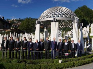 Ak Parti Genel Başkanvekili Kurtulmuş, Kovaçi Şehitliği’ni Ziyaret Etti