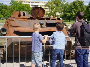 Savaşta Ele Geçirilen Rus Tankları Prag’da Sergileniyor