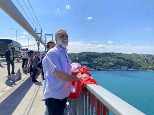 15 Temmuz Şehitler Köprüsü’ne Dev Türk Bayrağı Asıldı