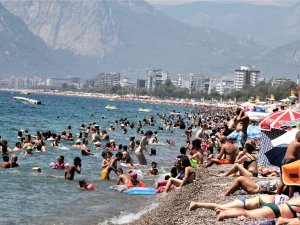 Tatilcilerin Akın Ettiği 7 Kilometre Uzunluğa Sahip Konyaaltı Sahili Doldu