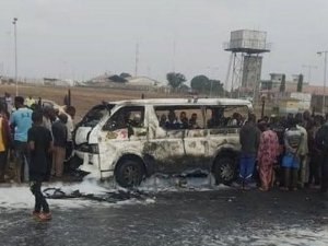 Nijerya’da Otobüs Otomobile Çarptı: 20 Ölü
