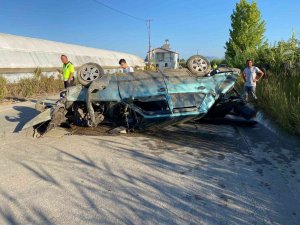 Otomobil Sulama Kanalına Çarpıp Yan Yattı, 3 Kişi Yaralandı