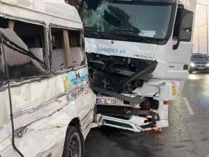 Tırla Yolcu Minibüsü Çarpıştı, Kaza Ucuz Atlatıldı