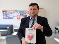 Görme engelli Ziver Öğretmen, hikayesiyle öğrencilerine örnek oluyor