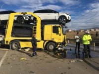 Otomobil İle Treyler Çarpıştı