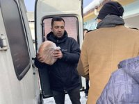 İYİ Parti Rize İl Başkanı Hacısüleymanoğlu, Deprem Bölgesinde Yardım Paketlerini Dağıttı