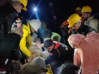 Hatay Akevler Mahallesi’nde Reşan Elmanur (32), Gönüllü Kurtarma Ekiplerince Enkaz Altından Sağ Olarak Kurtarıldı.