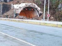 Artvin’de Kopmuş Tüneli Girişinde Heyelan