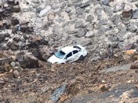 Artvin'de uçuruma yuvarlanan otomobildeki 3 kişi yaralandı