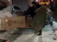 Buzlu Yolda, Yolda Kalan Rizeli Sürücünün Buzlanmaya Karşı İlginç Çözümü VİDEO İZLE