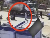 Kamyon göz göre göre iki adamı böyle ezdi VİDEO İZLE