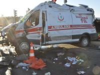 Ambulans İle Otomobil Çarpıştı: 2 Ölü, 3 Yaralı