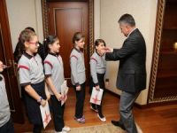 Minik Yazarlardan Vali Yazıcı'ya Kitap Hediyesi