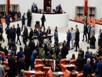 'Dokunulmazlık' teklifinin 1. maddesi 350 oyla kabul edildi