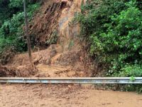 Karadeniz Sahil Yolu Heyelan Sebebiyle 1 Saat Ulaşıma Kapandı