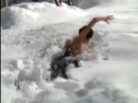 Rizeli Genç İki Metre Kara Atlayıp Kulaç Attı